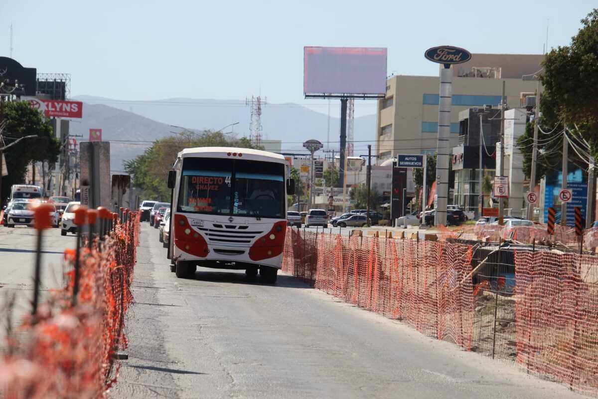 Camiones con ruta en el bulevar Independencia. | Verónica Rivera