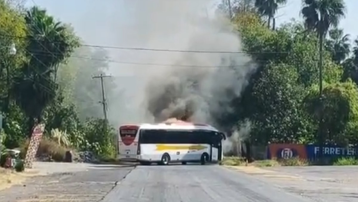 Sobre la carretera Zamora-La Piedad, se registró el incendio de un vehículo. | Foto: Especial