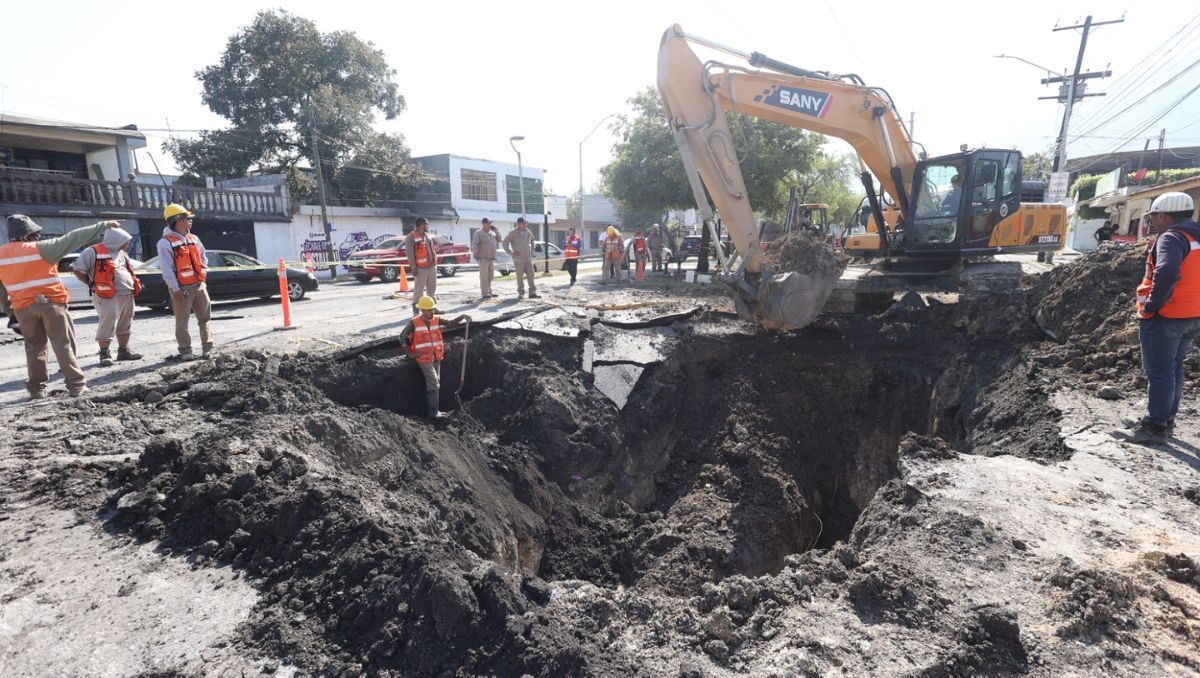 Domicilios de diferentes colonias reportaron la falta del suministro de agua potable tras una fuga en la avenida López Mateos. Jorge López