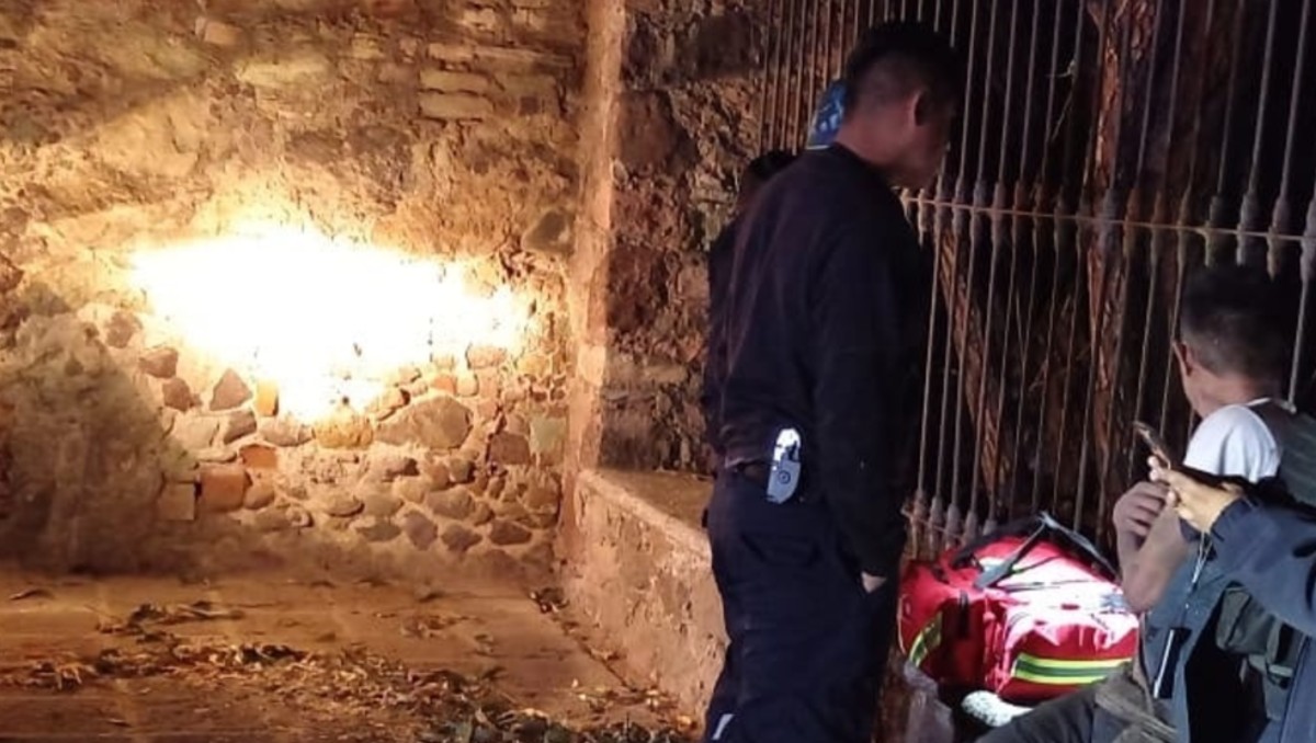 Un hombre cayó 10 metros hasta el río en la zona de la Escuela de Minas en Guanajuato capital. | Cortesía Bomberos.