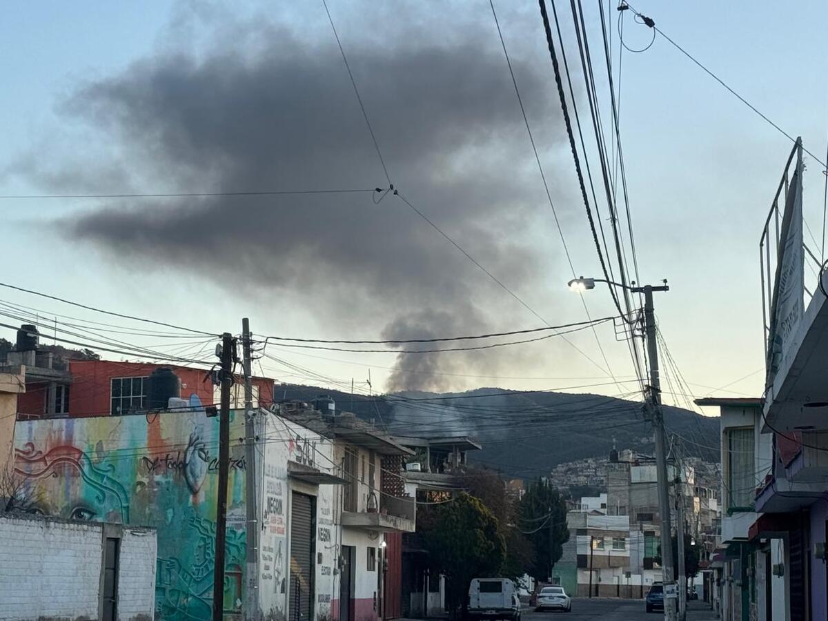 Incendio consume ropa, muebles y material plástico en vivienda deshabitada de Pachuca. (Víctor Valera)