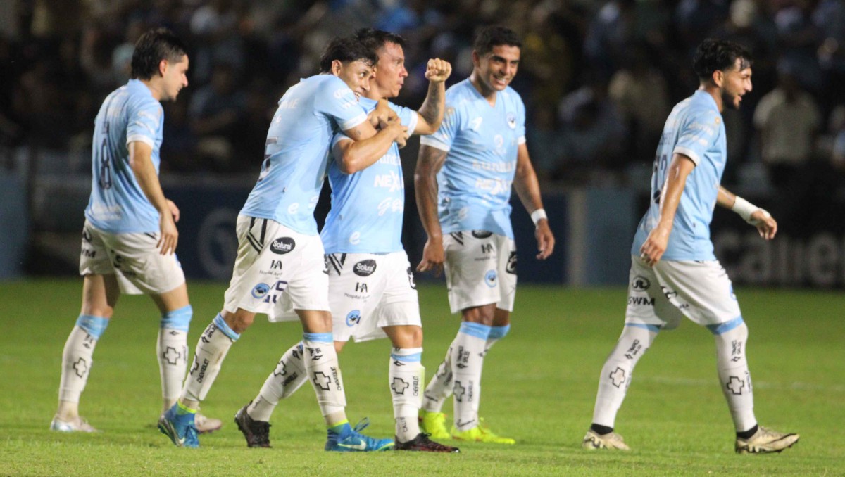 Oliver Pérez y Cristian González festejan uno de los goles de la Jaiba Brava. (Yazmín Sánchez)