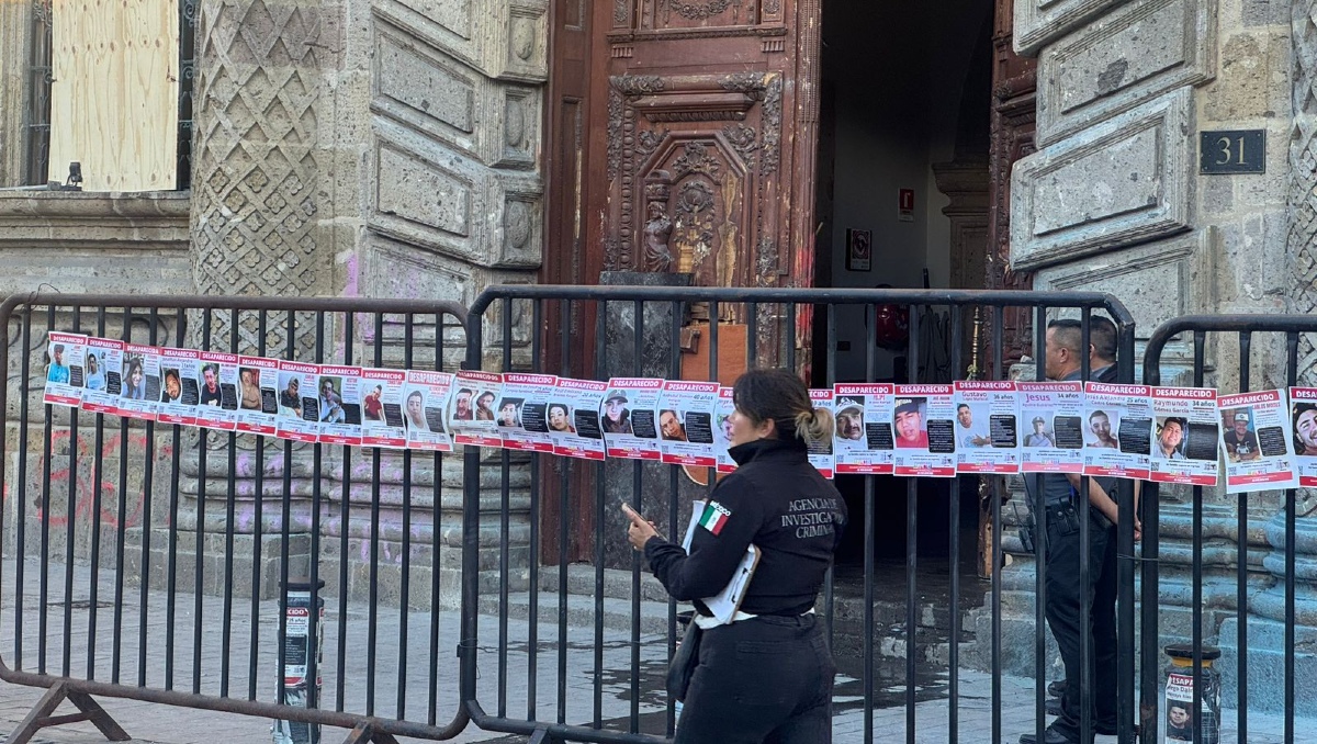 Las puertas del recinto sufrieron severos daños (Foto: Alan Castellanos)