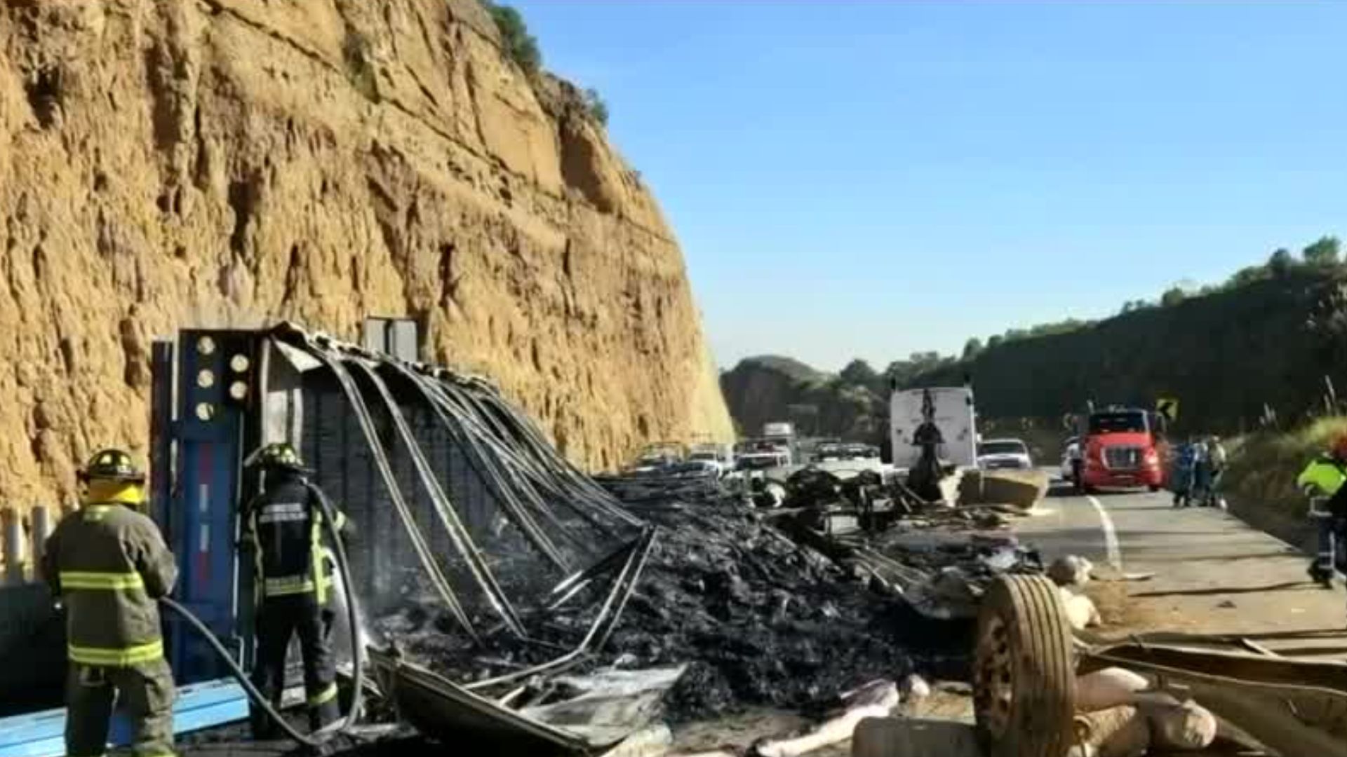 Se reportan varios accidentes de tránsito en el Estado de México; una pareja quedó prensada