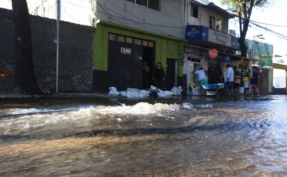Ruptura de una tubería de varias pulgadas causa inundaciones