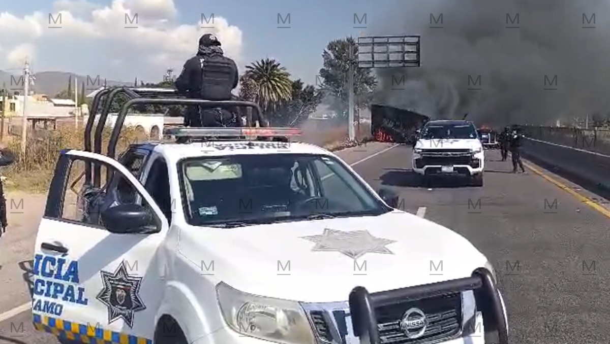 Se extienden narcobloqueos y quema de autos a Guanajuato.