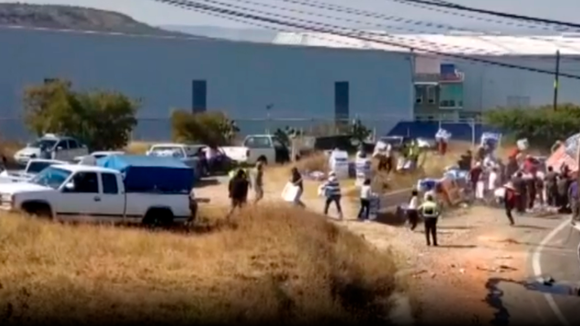 Actos de rapiña tras accidente de tractocamiones en México