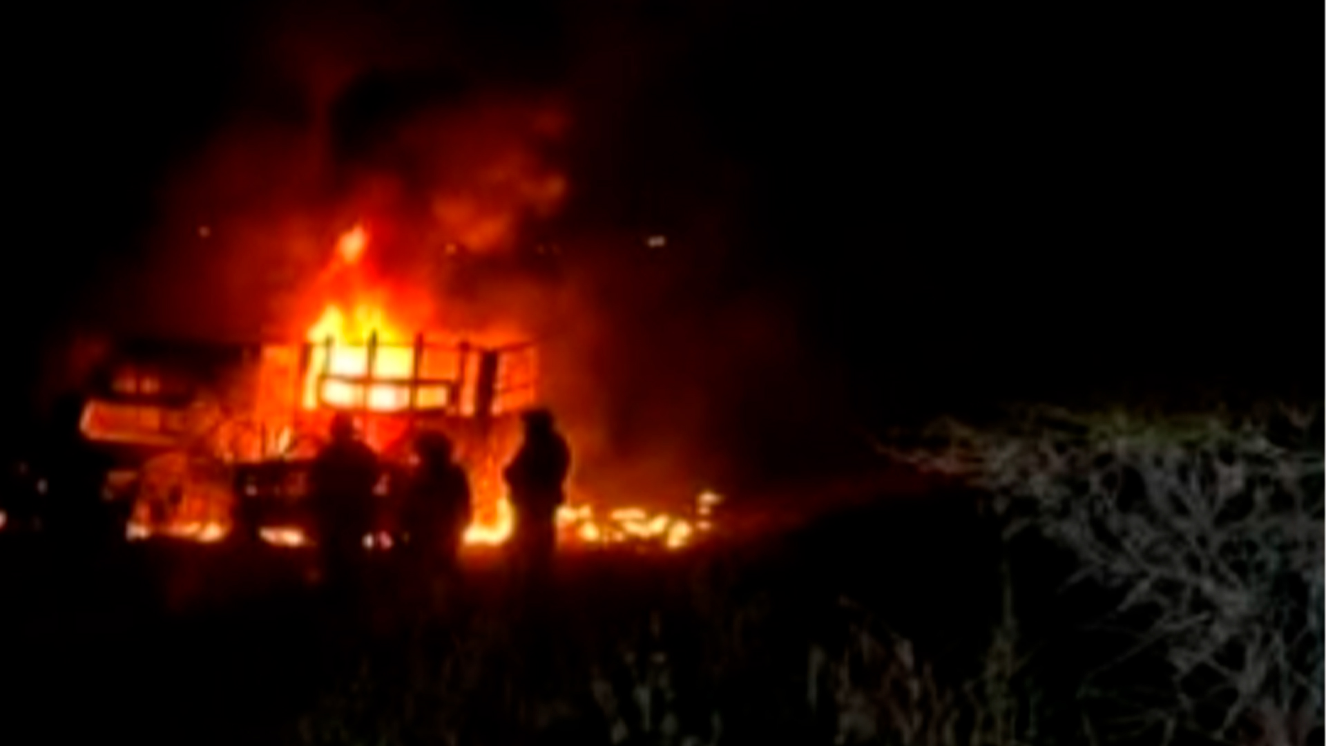 Bomberos sofocan incendio de tres camionetas presuntamente usadas para huachicol en Tula de Allende