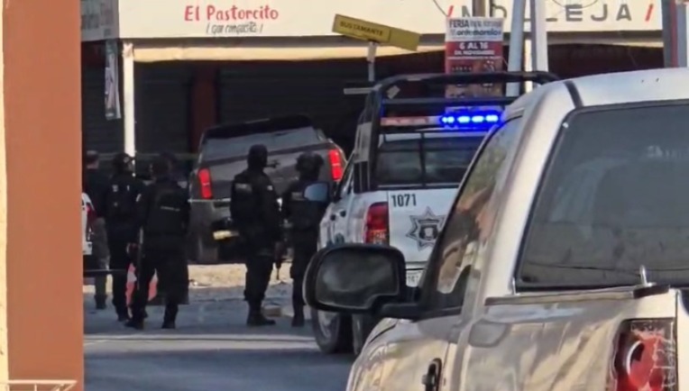 La camioneta Tacoma quedó impactada contra el negocio "El Pastorcito". Foto: Especial