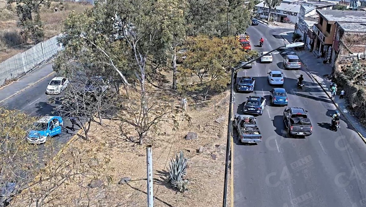 Camioneta termina de cabeza tras perder el control en León | Especial