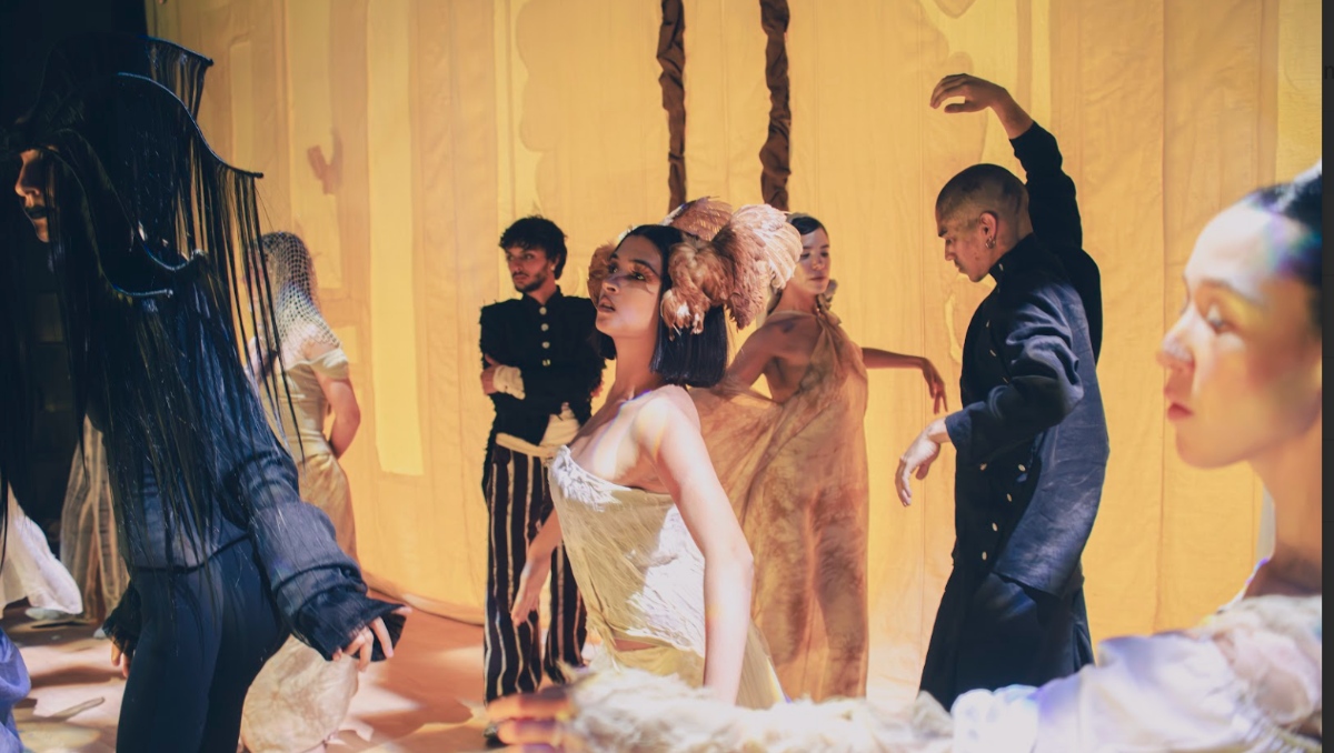 Así fue Capítulo II: El Bosque Sabe, la obra de teatro mística con la que Momoroom rompió las reglas de la moda. (Créditos: Alberto Newton)