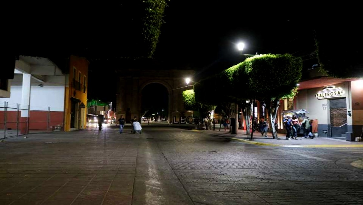 Comerciantes en el Centro de León enfrentan apagones cada semana | Especial