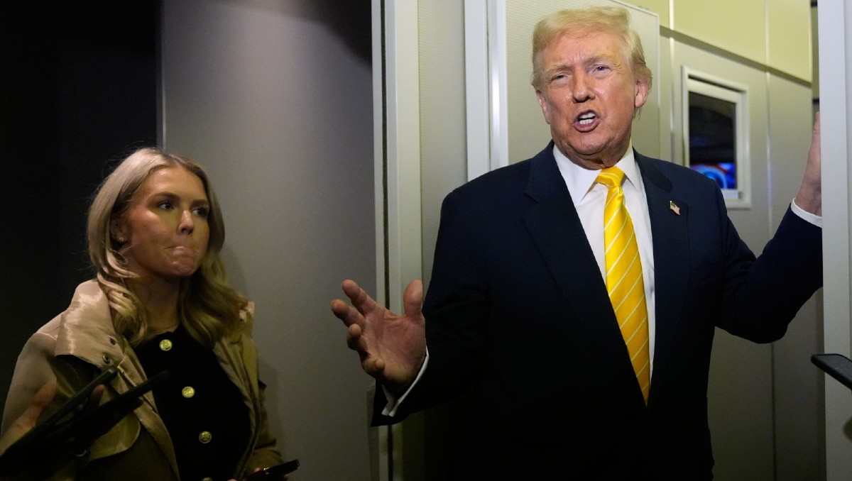 Donald Trump a bordo del Air Force One. | AP