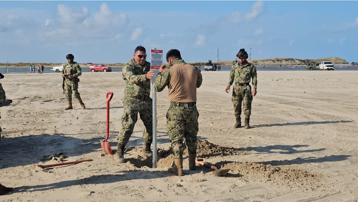 Elementos de la Secretaría de Marina retiraron señalamientos en playa Bagdad. (Ángel Domínguez)