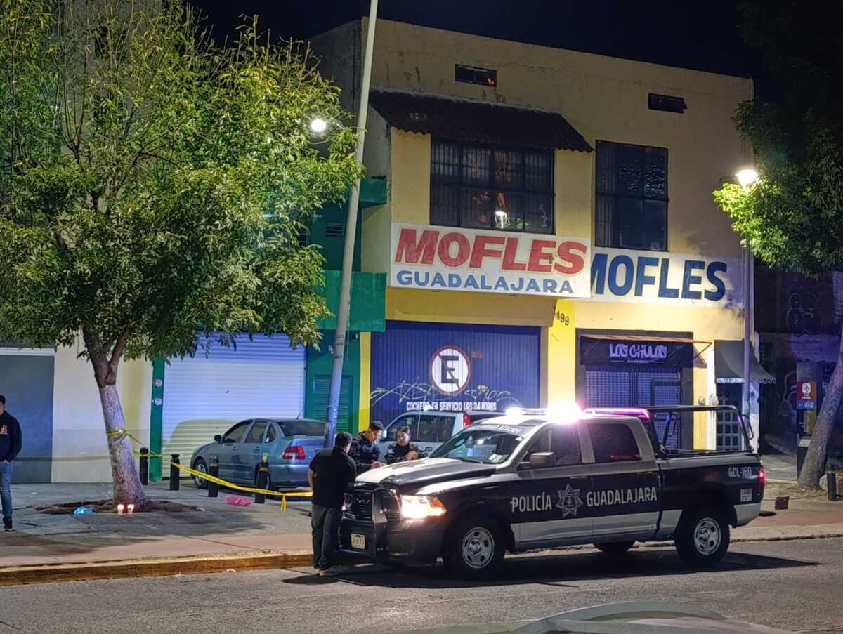 Los hechos ocurrieron a las afueras de una casa funeraria en Guadalajara. (Vicente Torres)