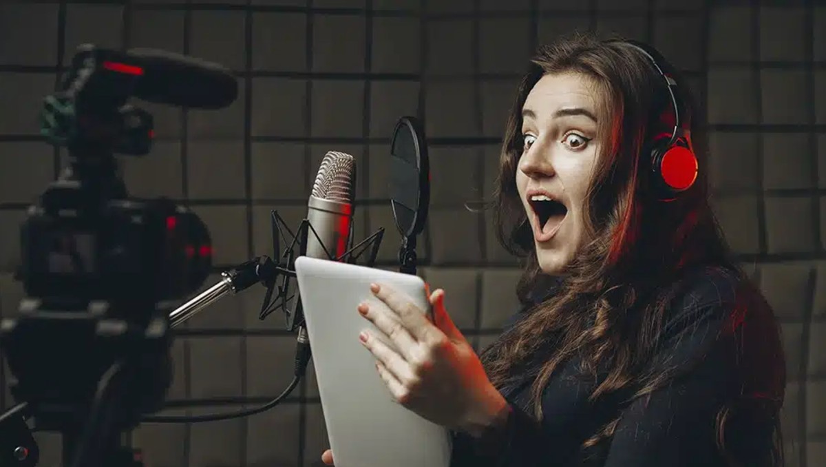 Imagen ilustrativa de una profesional del doblaje | Especial