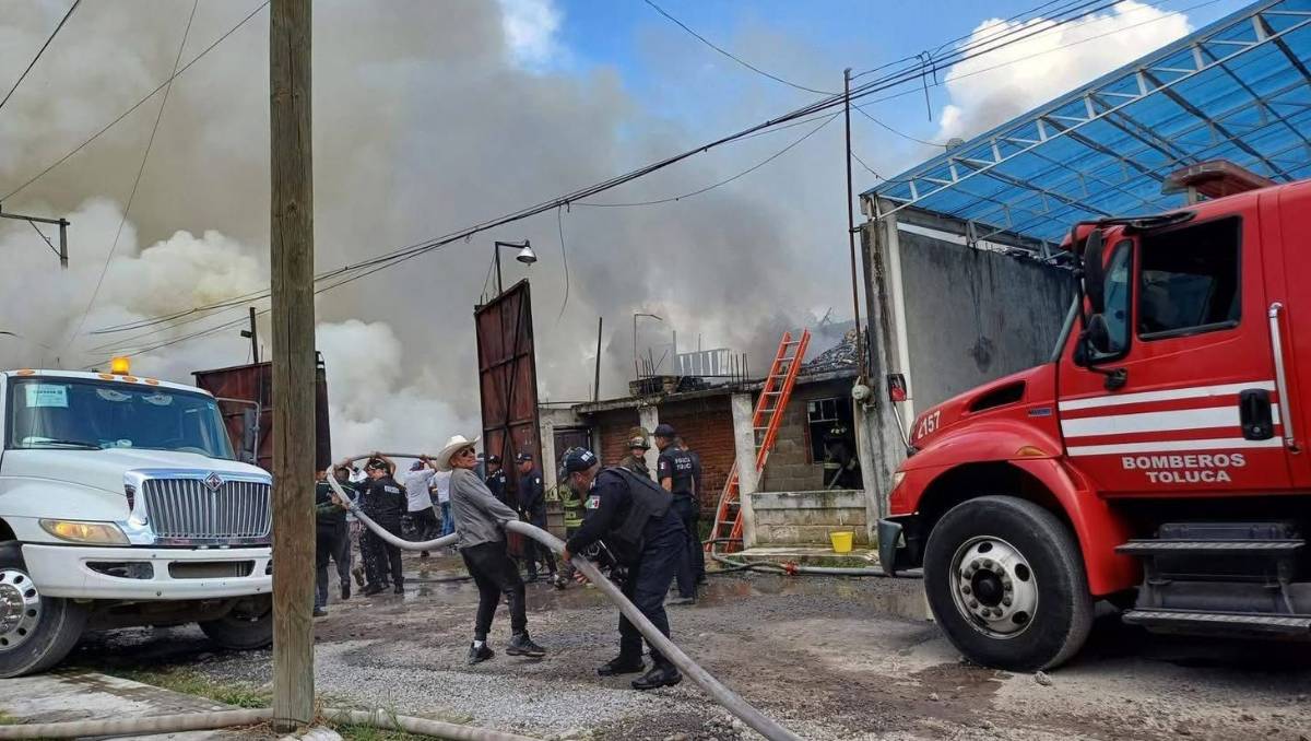 Incendio en bodega de chatarra en Toluca. Foto: Mario C. Rodríguez