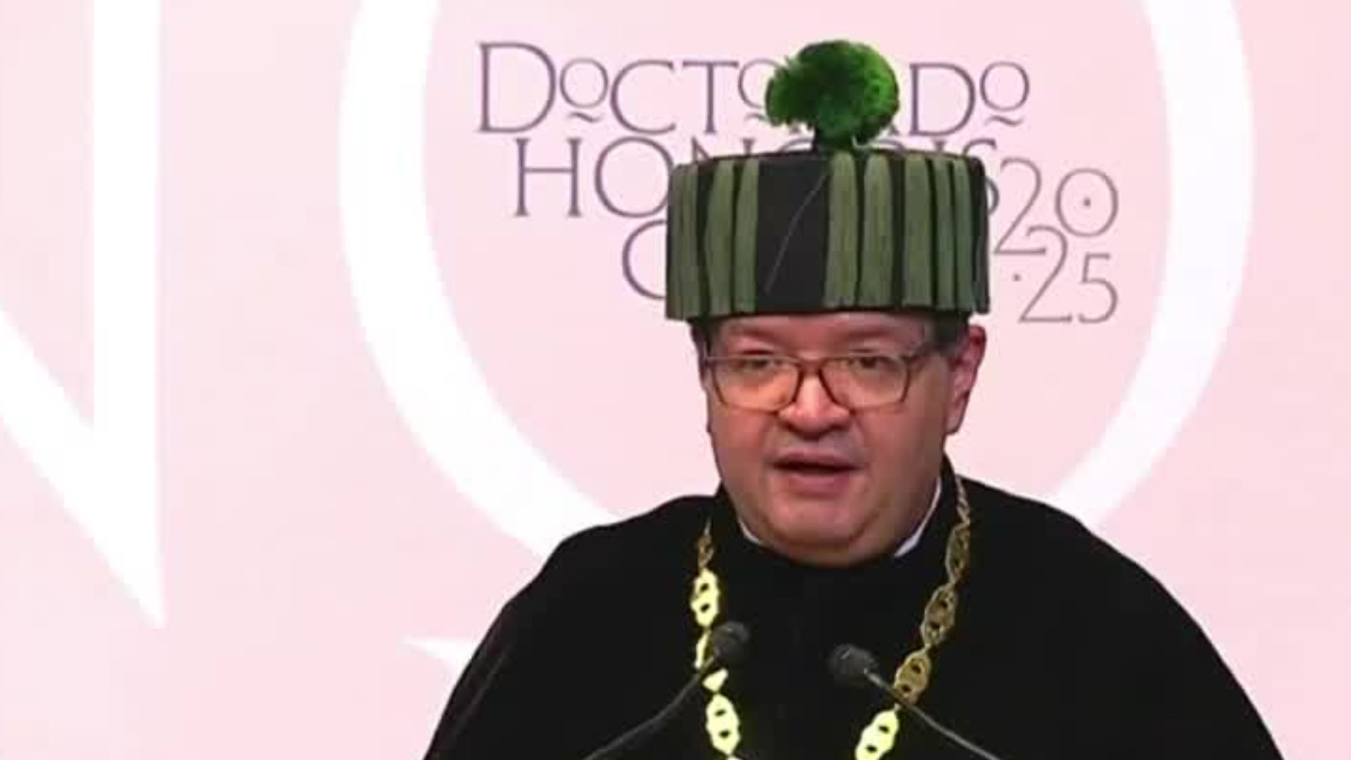 Leonardo Lomelí, el rector de la UNAM, hace entrega de doctorados honoris causa