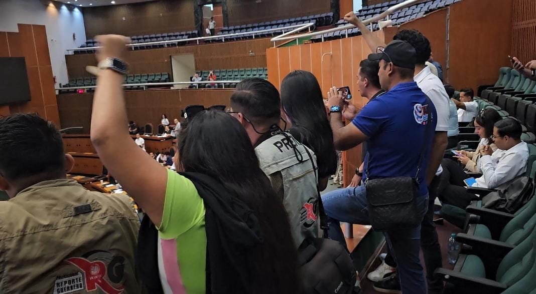 La manifestación provocó una breve interrupción de los trabajos legislativos. | Especial