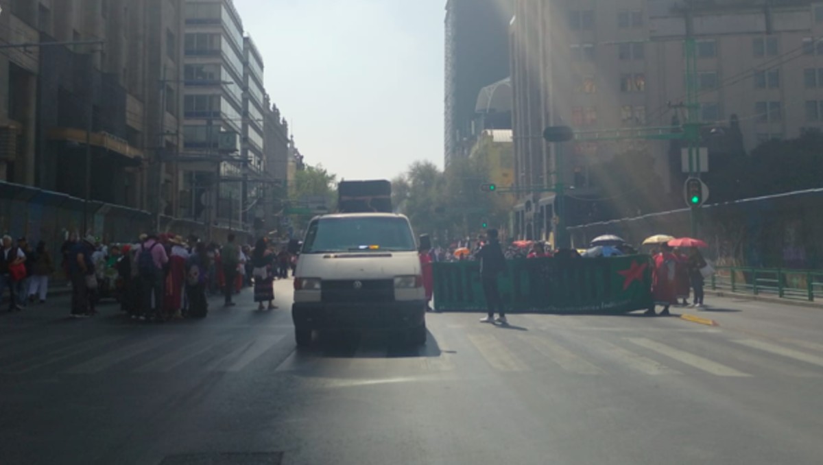Manifestantes bloquearon la Avenida 5 de Mayo. | Especial