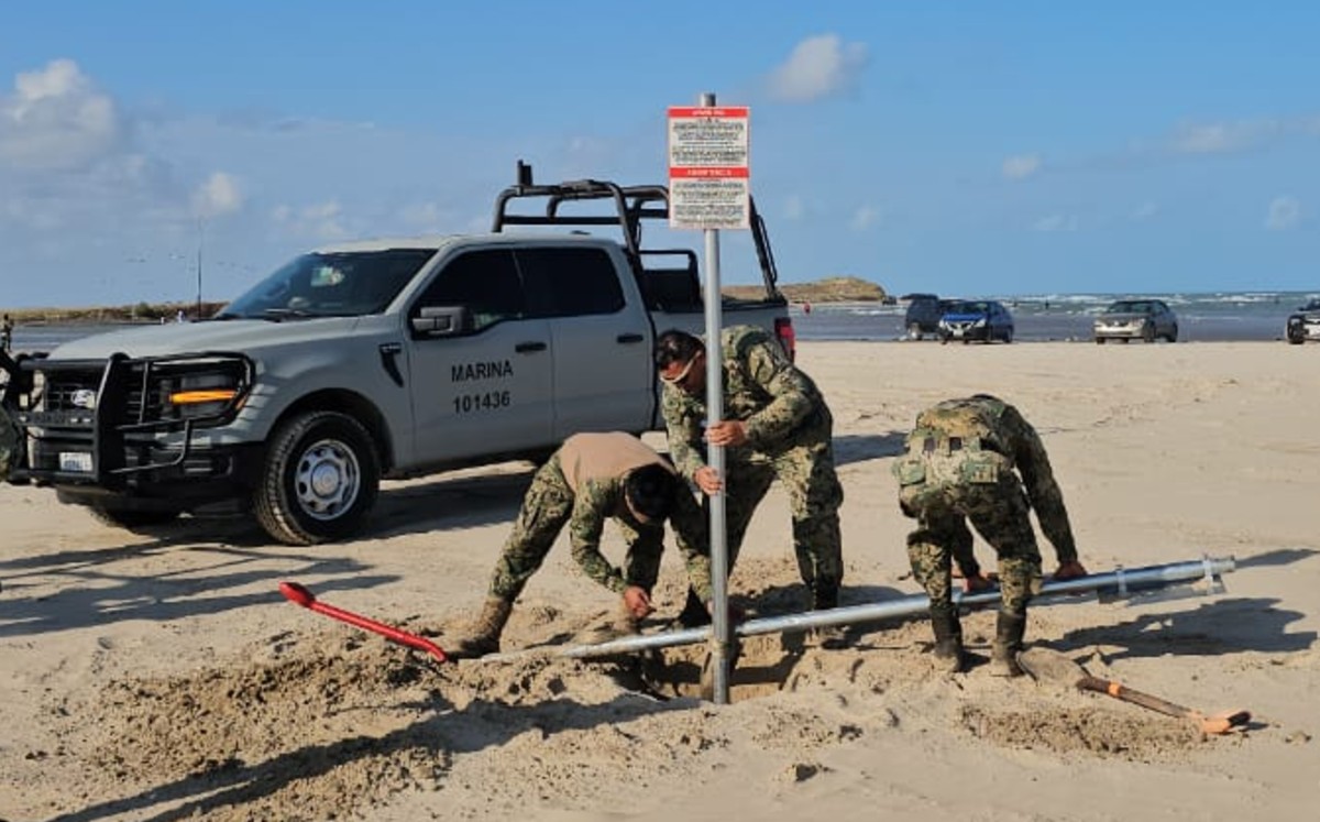Marina retira  letreros ilegales en Playa Bagdad. | Ángel Dominguez