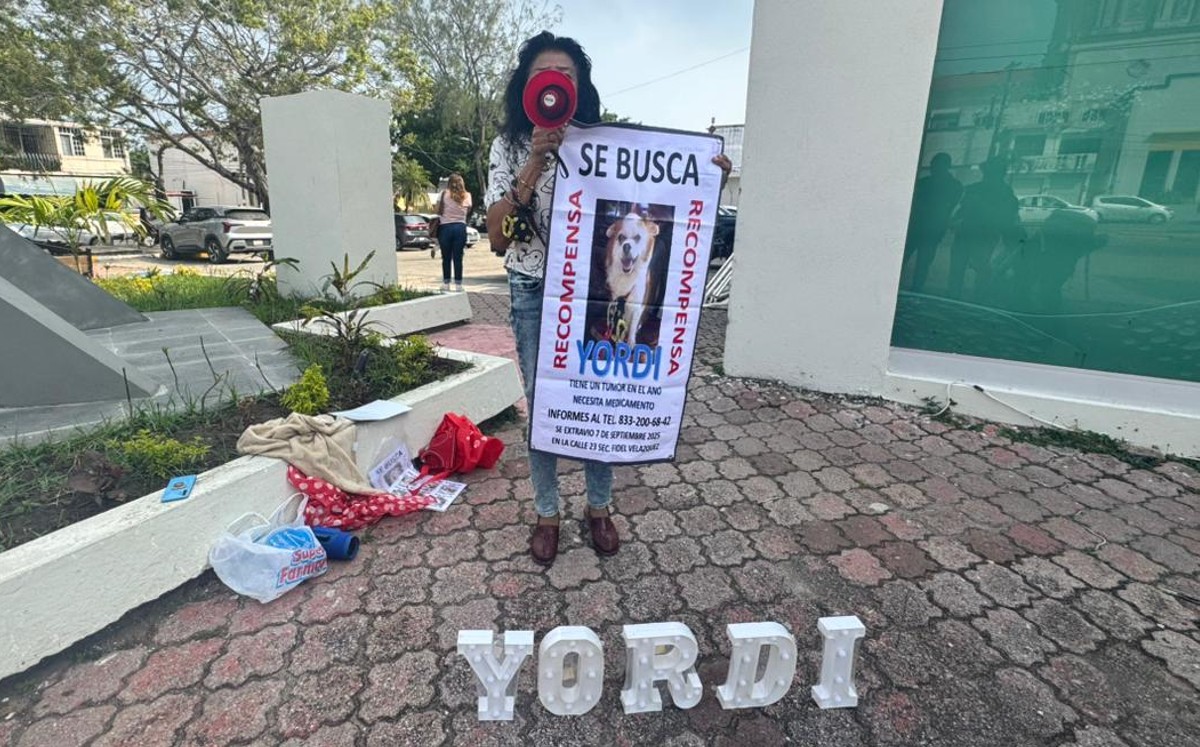 Mónica Cuellar afuera del ayuntamiento de Ciudad Madero, con un letrero en mano "Se busca a Yordi". | Mario Juárez