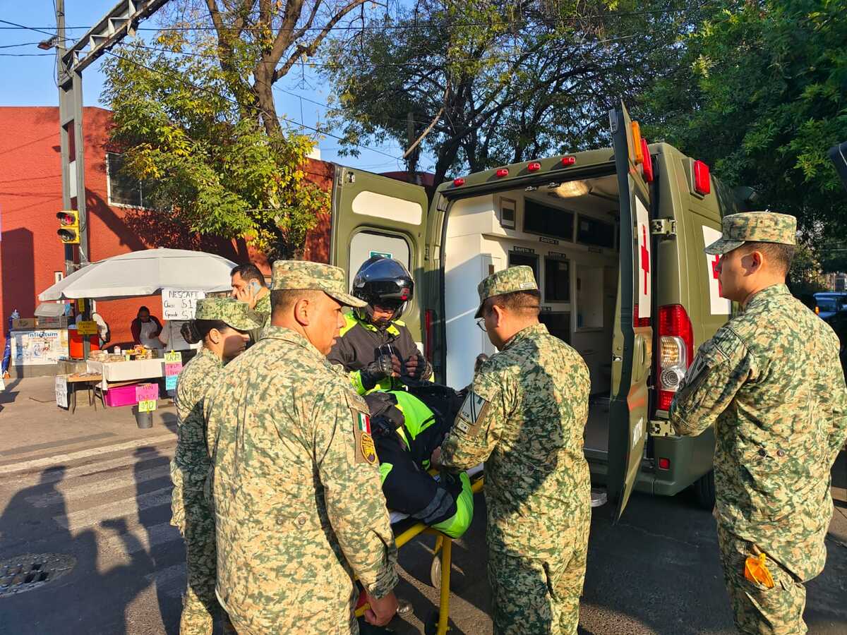 Paramédicos atienden a escolta lesionado tras el derrape en la colonia Álamos. | Foto: Enrique Luna