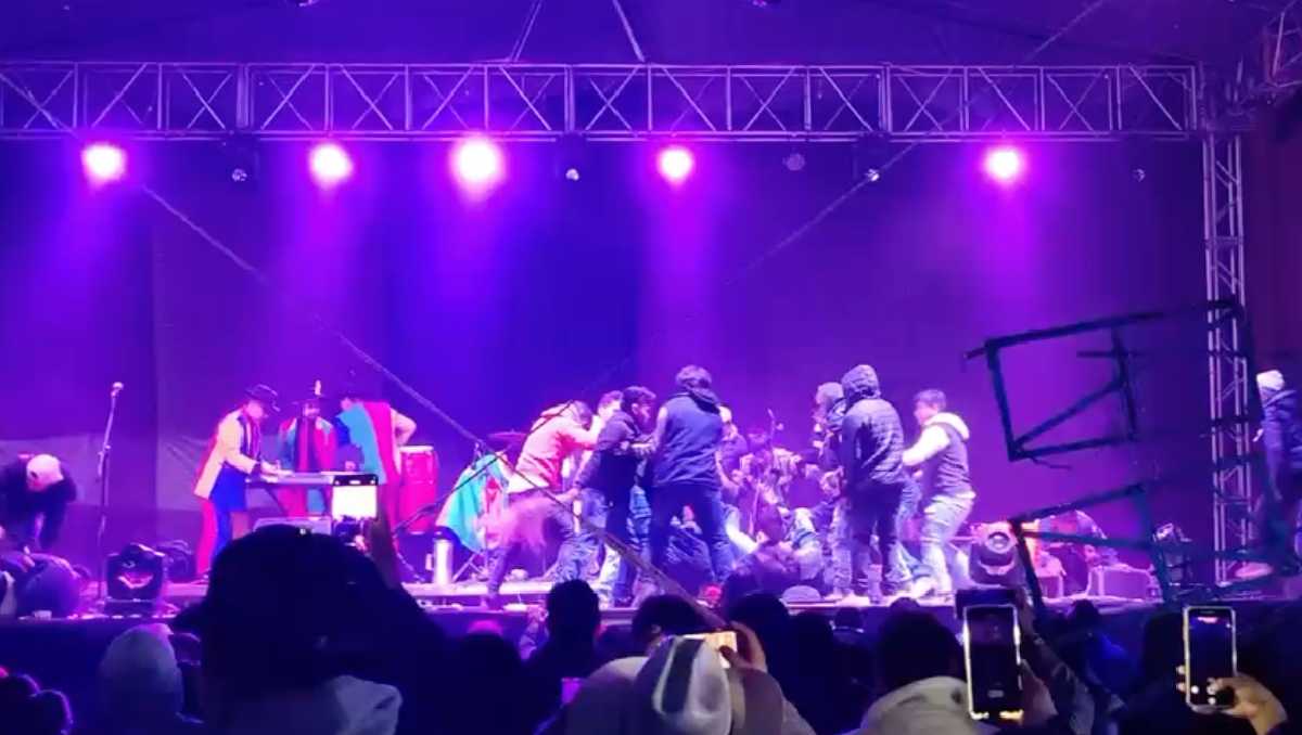 Algunas personas del público se subieron al escenario para participar en la trifulca. Foto: (Especial)