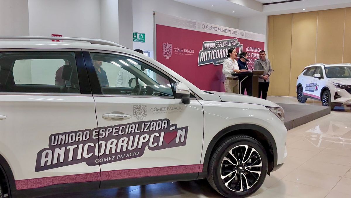 La presidenta municipal, Betzabé Martínez Arango, durante el anuncio oficial hizo entrega de dos vehículos y equipo operativo. |