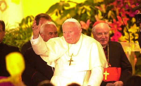 La quinta y última visita de Juan Pablo II a México fue en agosto de 2002. En esta visita el Pontífice ofició la misa de canonización de Juan Diego en