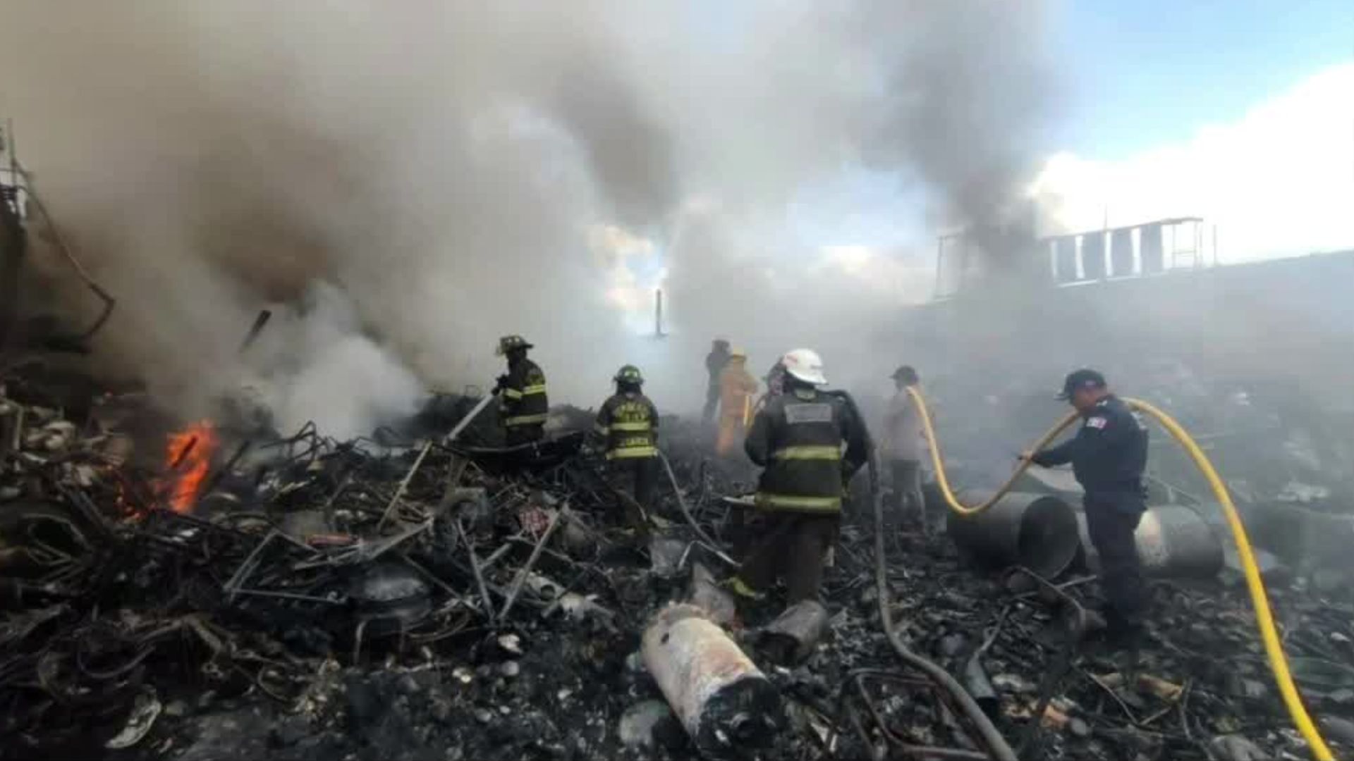 Reportan un incendio dentro de una recicladora de Toluca, Estado de México