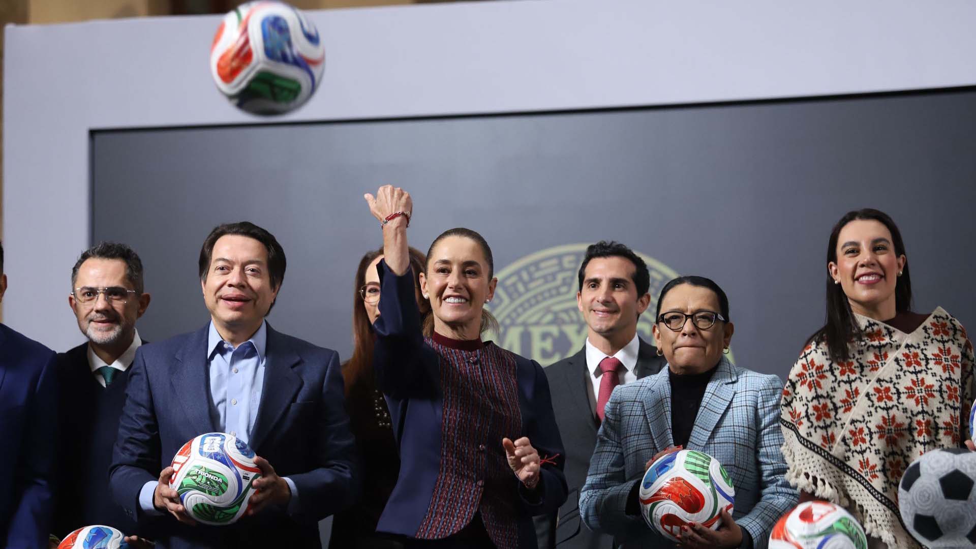 Sheinbaum y su gabinete reparten balones del Mundial 2026 a reporteros