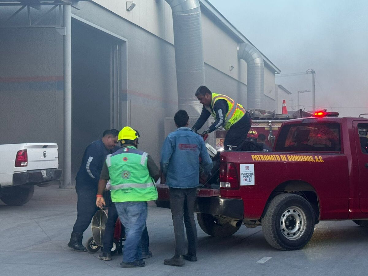 En Torreón, evacúan a 400 empleados tras incendio. (Milenio Policía)