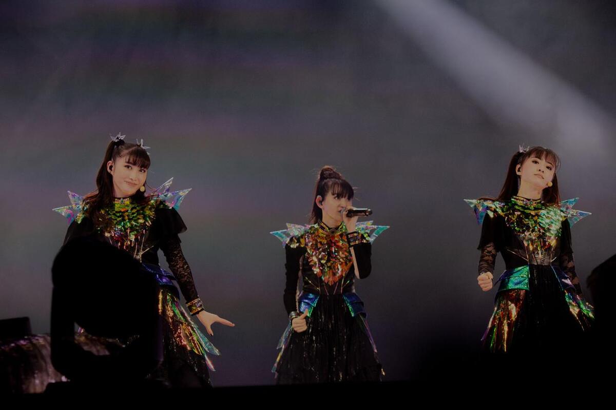 El trío japonés BABYMETAL durante el concierto, presentando su álbum METAL FORTH. | Especial