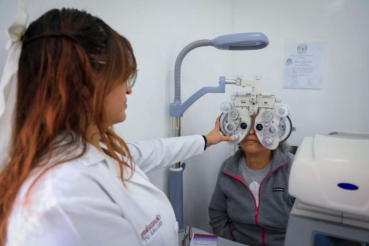 Unidad médica móvil brindando servicios gratuitos de salud a la comunidad de Naucalpan. | | Especial