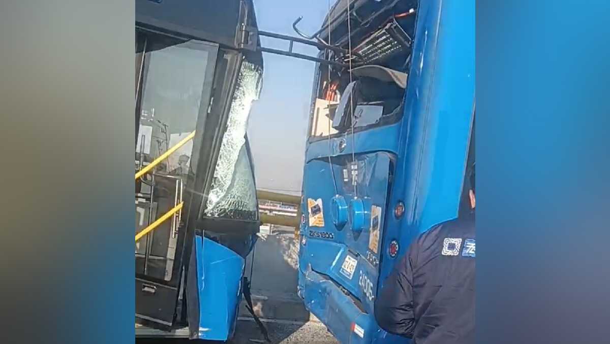 Una unidad proveniente de Chalco se impactó contra otra que estaba estacionada. Foto: (Especial)