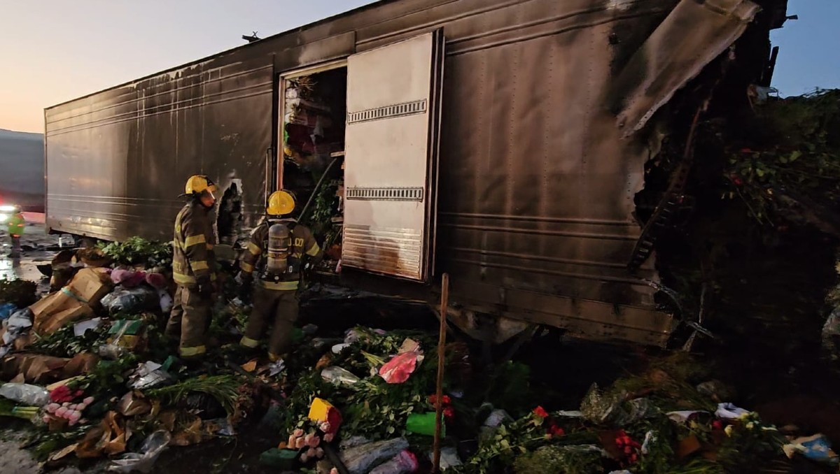 Bomberos controlan incendio en tráiler sobre el Macrolibramiento en Tlajomulco (Juan Carlos Munguía)