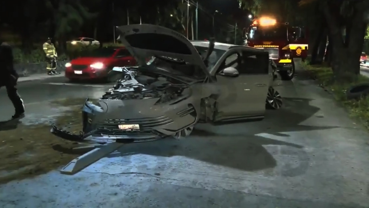 Bomberos trabajan en la zona de Rectoría tras hallazgo de vehículo destrozado. | Especial