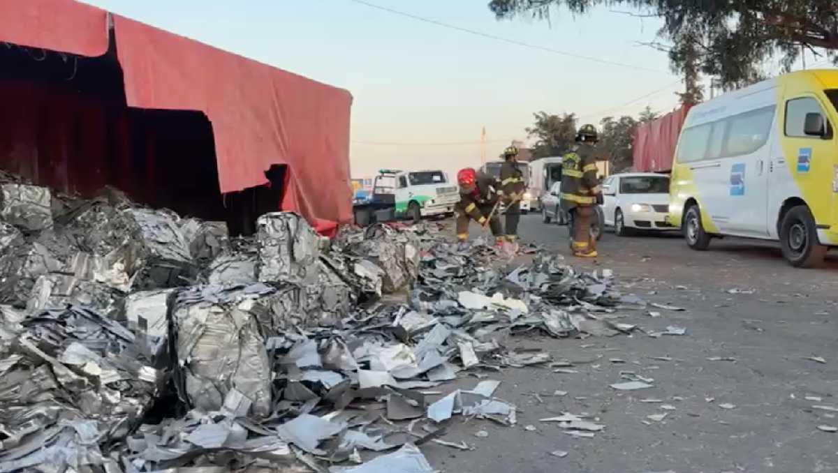La caja del tráiler quedó destruida en el accidente por lo que se regó el material. Foto: (Mario C. Rodríguez)