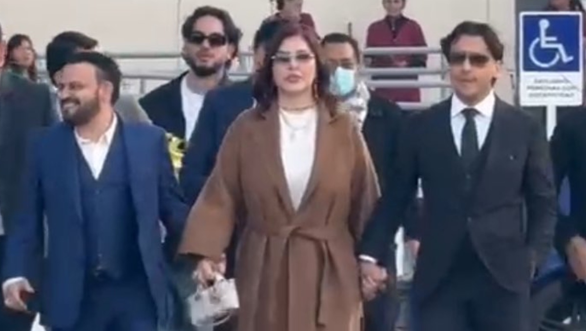 Cristy, mamá de Christian Nodal, rompe en llanto al escuchar que su familia NO sería vinculada a proceso en pleito con disquera: "Lo tomó de la mano"