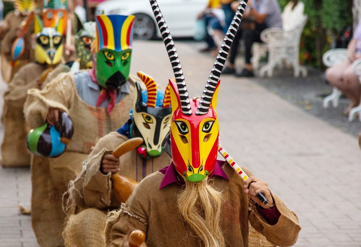 Las coloridas máscaras tradicionales de Suchitlán, utilizadas en la Danza de los Morenos. | Especial