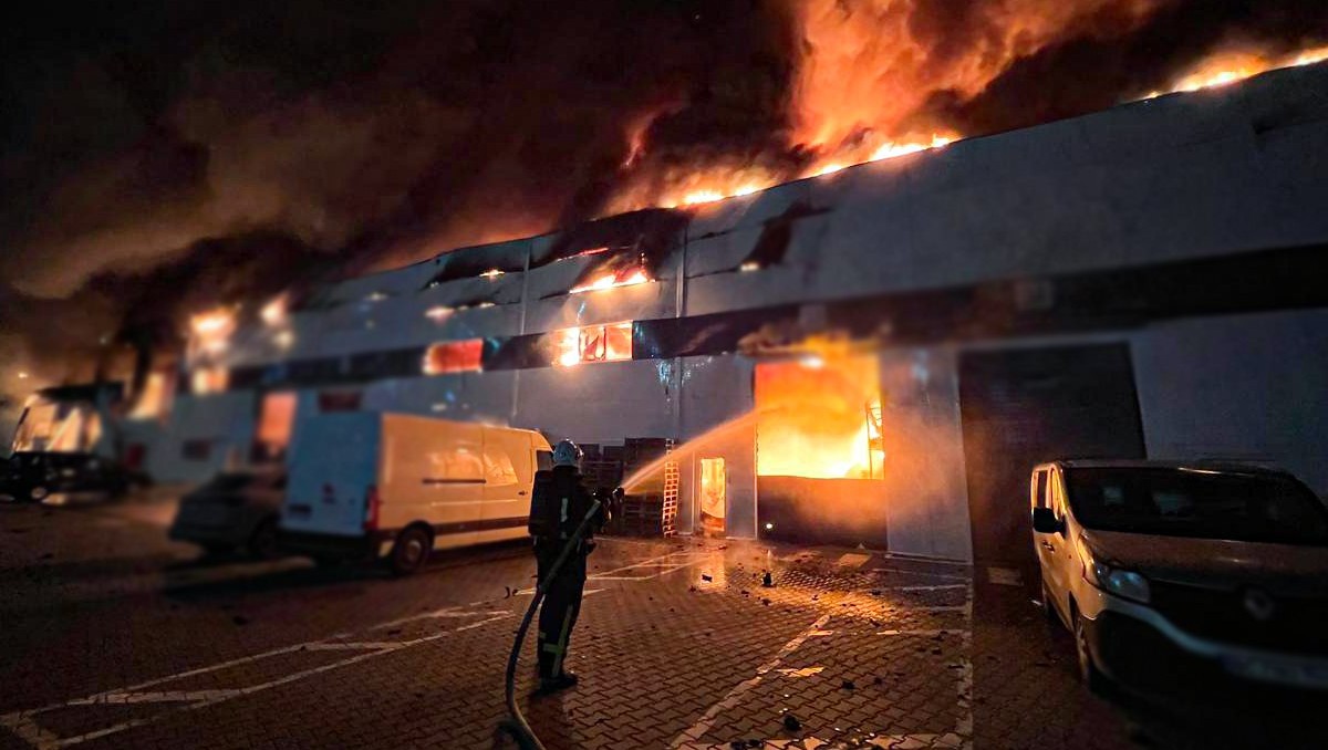 El edificio atacado terminó en llamas. | X