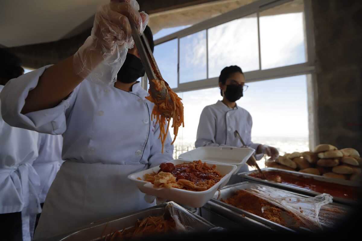 En la elaboración de los platillos participaron estudiantes de la carrera de gastronomía de las diferentes instituciones educativas.