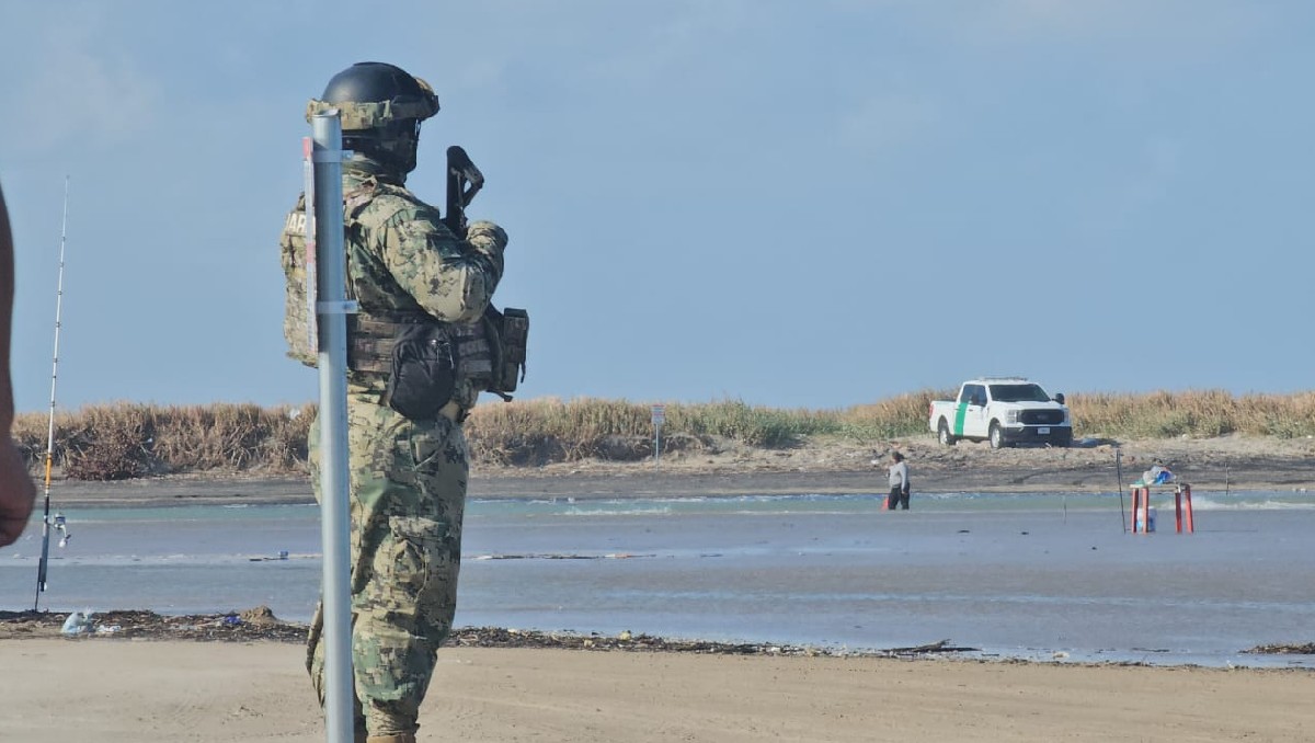 Elementos de la Secretaría de Marina retiraron señalamientos en playa Bagdad. (Ángel Domínguez)