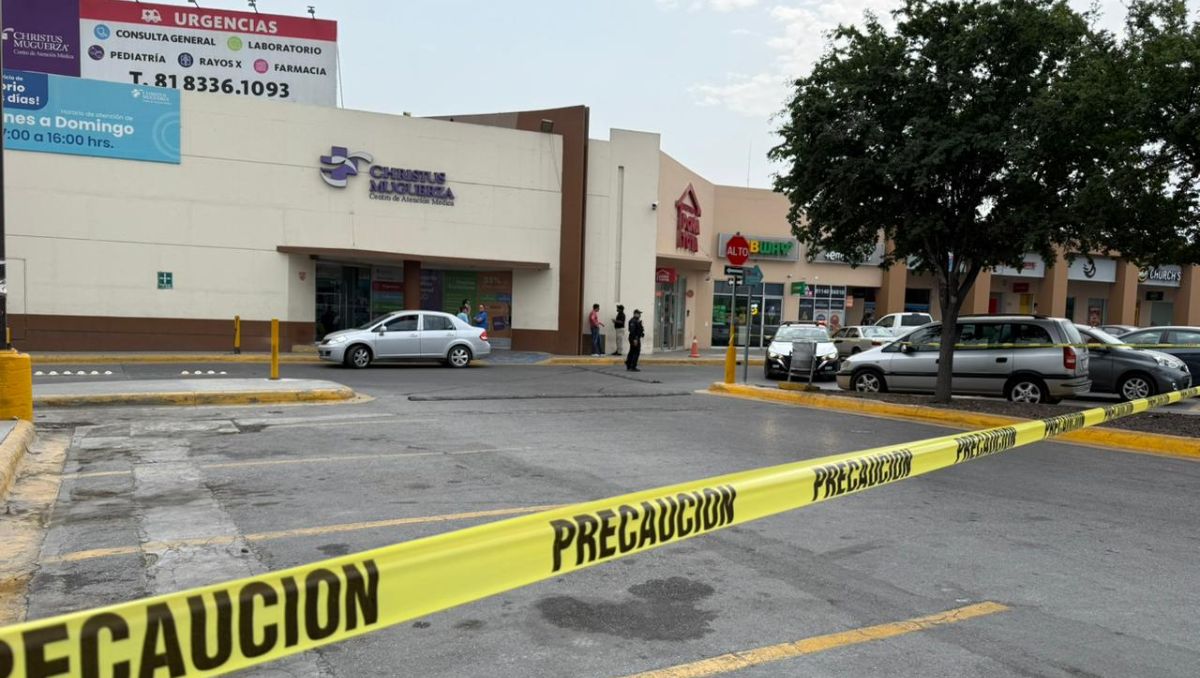 El fallecimiento se reportó dentro de su vehículo Nissan Tiida gris | Fernanda Pérez