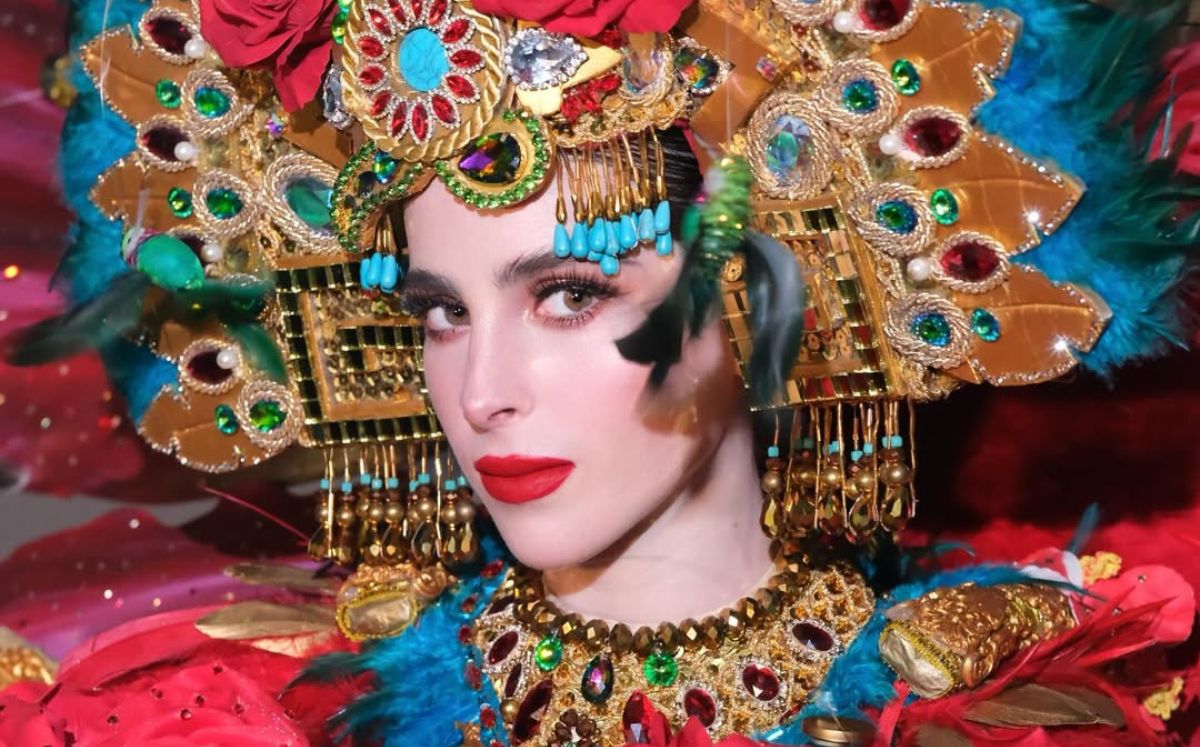 Fátima Bosch arrasa en competencia de trajes típicos