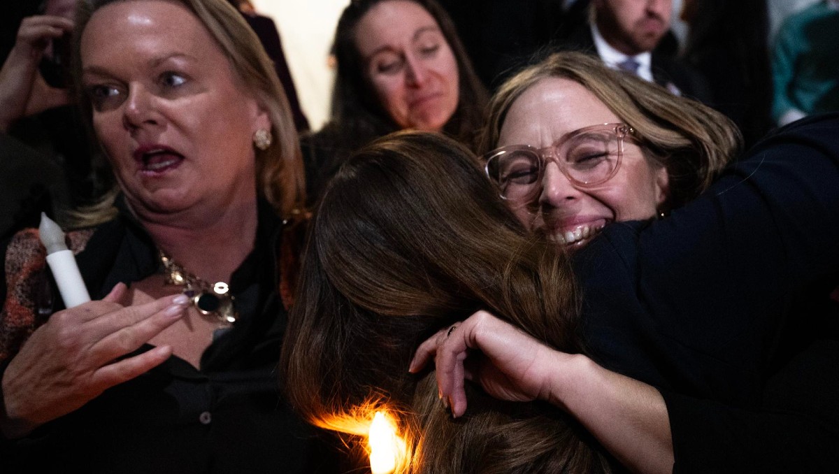 Las implicadas se concentraron durante la jornada a las puertas del Capitolio para relatar sus testimonios. | EFE