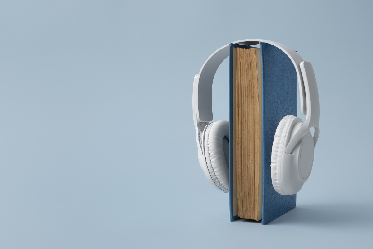 Los audiolibros son una gran alternativa para personas que les falta el tiempo. (freepik.es)