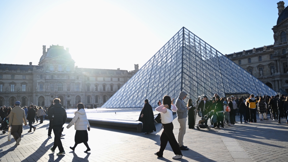 Louvre refuerza seguridad con 100 cámaras y puesto policial | AP