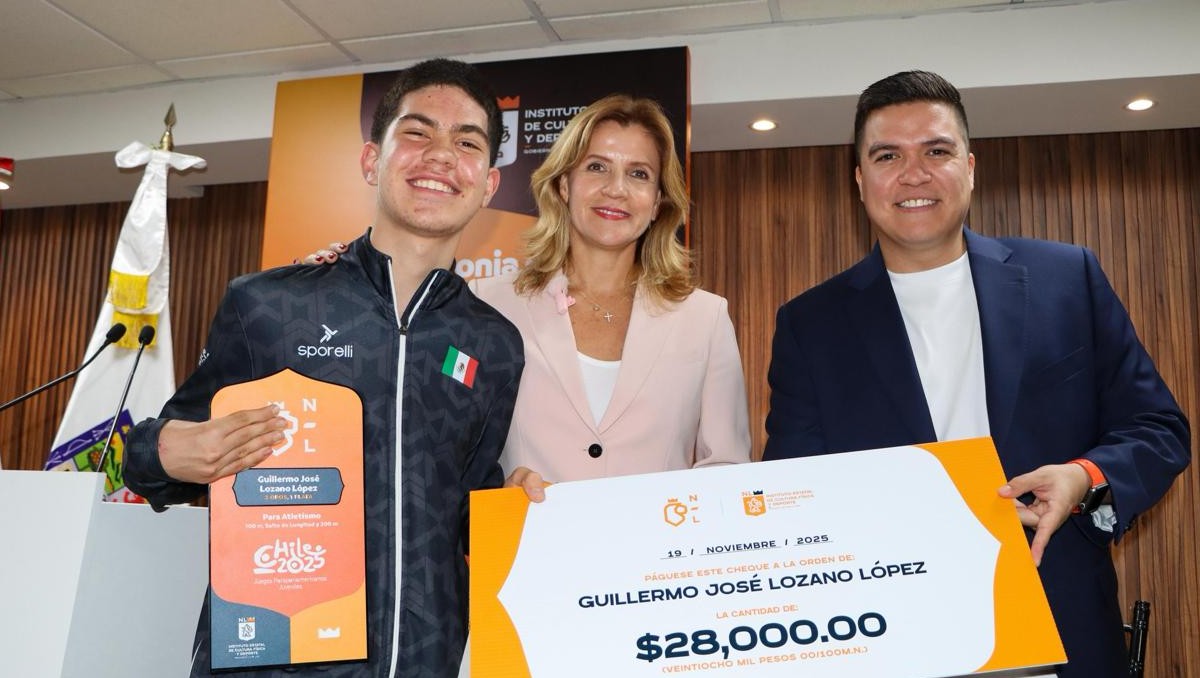 Melody Falcó y Daniel de los Reyes entrega estímulos y reconocimientos a medallistas (Cortesía)